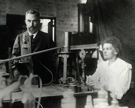 Pierre und Marie Curie in ihrem Labor in Paris.