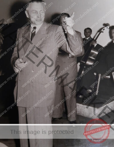 Foto Prof. Maiwald mit dem Hochschulorchester